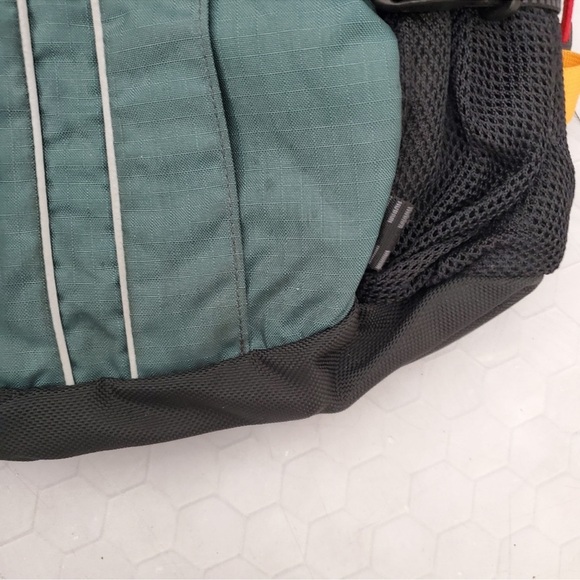 Marmot Walkabout Green and Black Bag - Picture 4 of 8